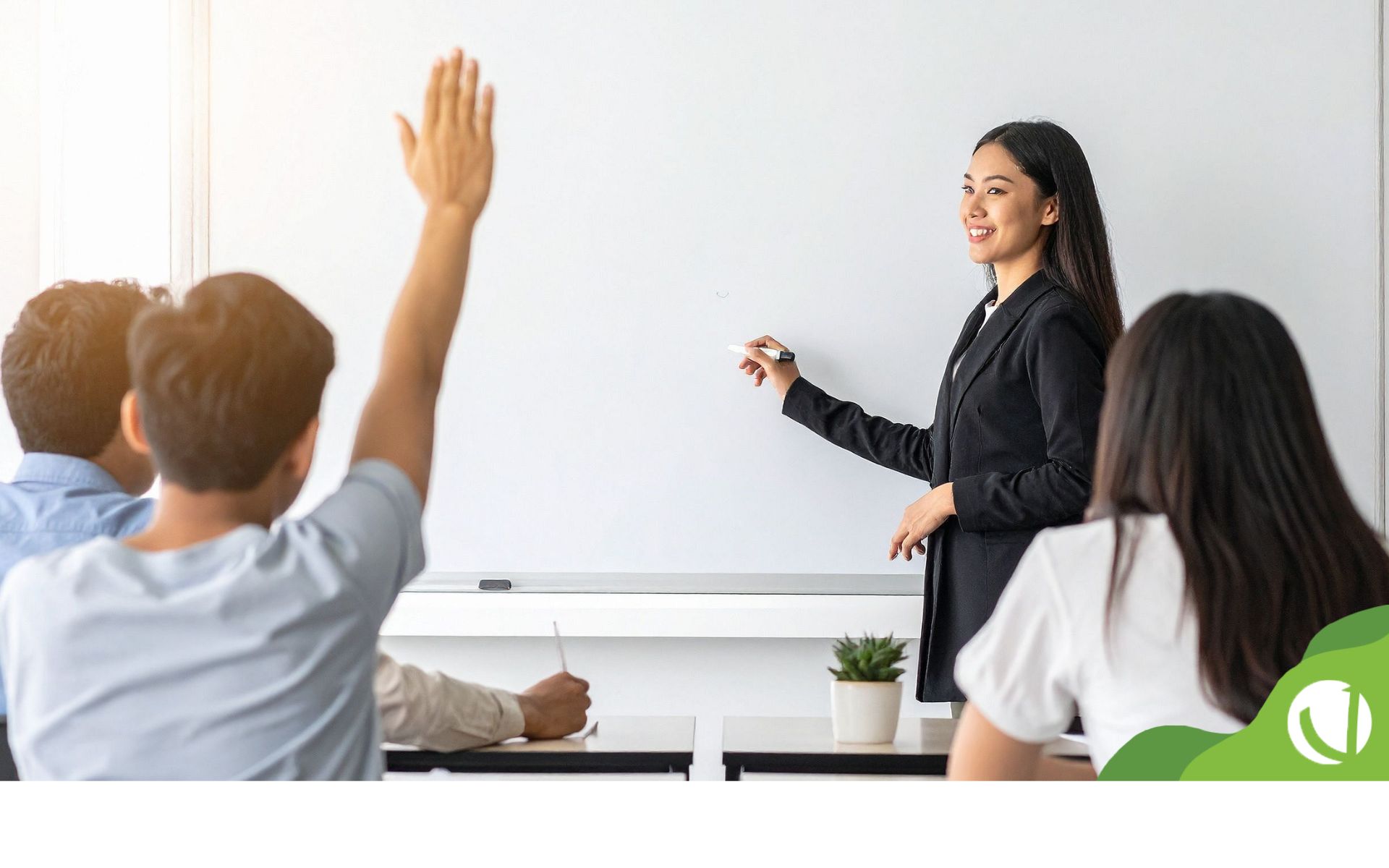 Descubra como as escolas podem combater a desinformação e estimular o pensamento crítico em alunos na era digital.